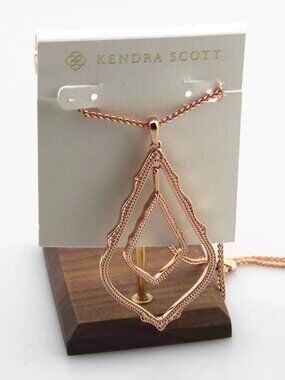 Kendra Scott necklace